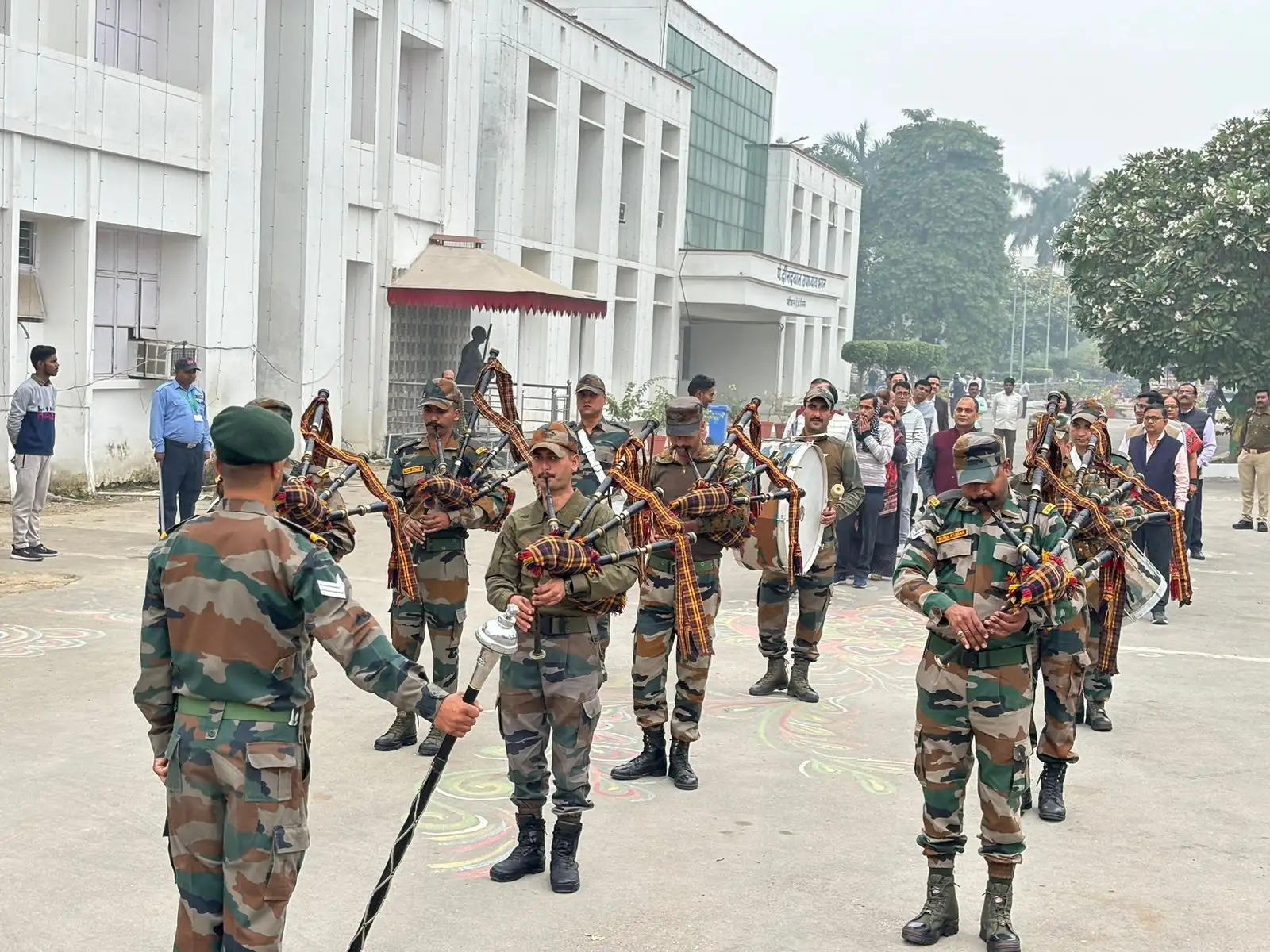 अयोध्या : अवध विवि के दीक्षांत समारोह की तैयारियां रिहर्सल कर परखी