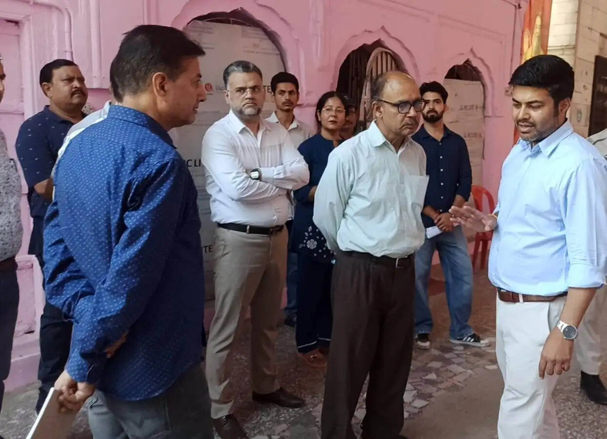 अमरनाथ यात्रा की तैयारियों का जायजा लेने पहुंचे जेएमसी आयुक्त, पुरानी मंडी स्थित श्रीराम मंदिर में श्रद्धालुओं के लिए सुविधाओं की समीक्षा की
