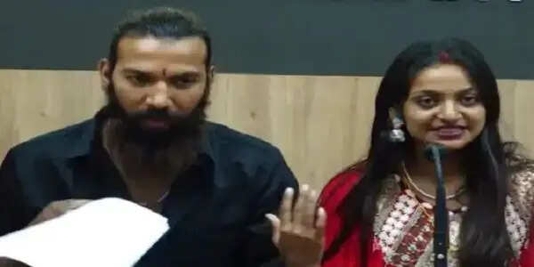 महाकुंभ की वायरल गर्ल मोनालिसा निकली नाबालिग, एनसीएसटी की रिपोर्ट में हुआ खुलासा