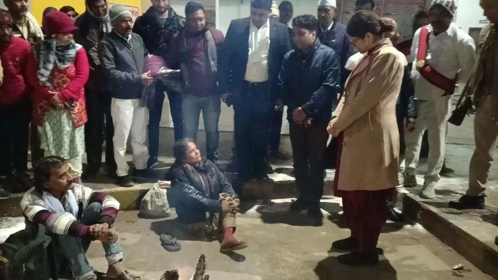 महाेबा जिलाधिकारी ने किया रैन बसेरों का निरीक्षण, जरूरतमंदों को बांटे कंबल