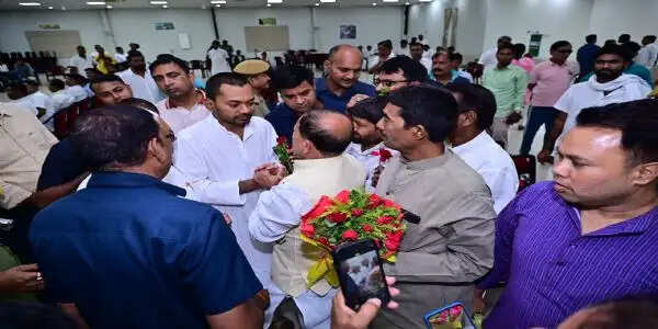 स्वास्थ्य मंत्री निशांत कुमार ने पार्टी कार्यालय में कार्यकर्ताओं से शिष्टाचार भेंट