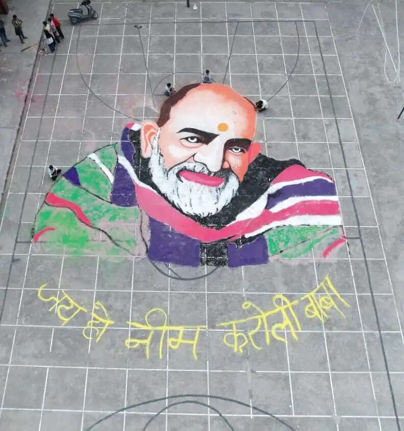 छात्रों ने रंगोली के माध्यम से बनाया बाबा नीम करौली का विशाल चित्र