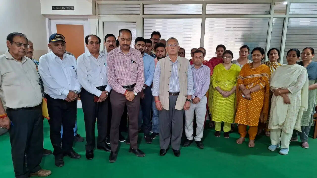 जम्मू-कश्मीर धर्मार्थ ट्रस्ट ने पहलगाम आतंकी हमले के पीड़ितों को गंभीर मौन के साथ श्रद्धांजलि दी