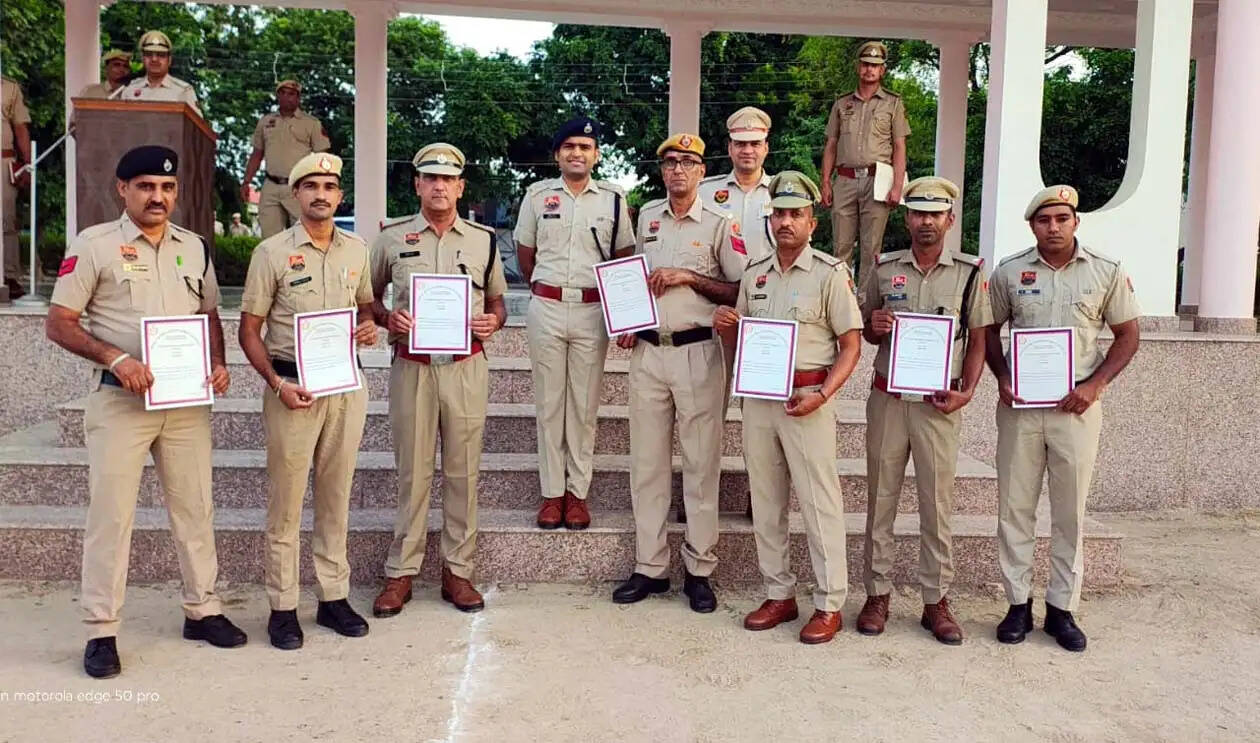 हिसार : जूनागढ़ से इनामी हत्याकांड के मुख्य आरोपी को पकड़ने वाली पुलिस टीम सम्मानित