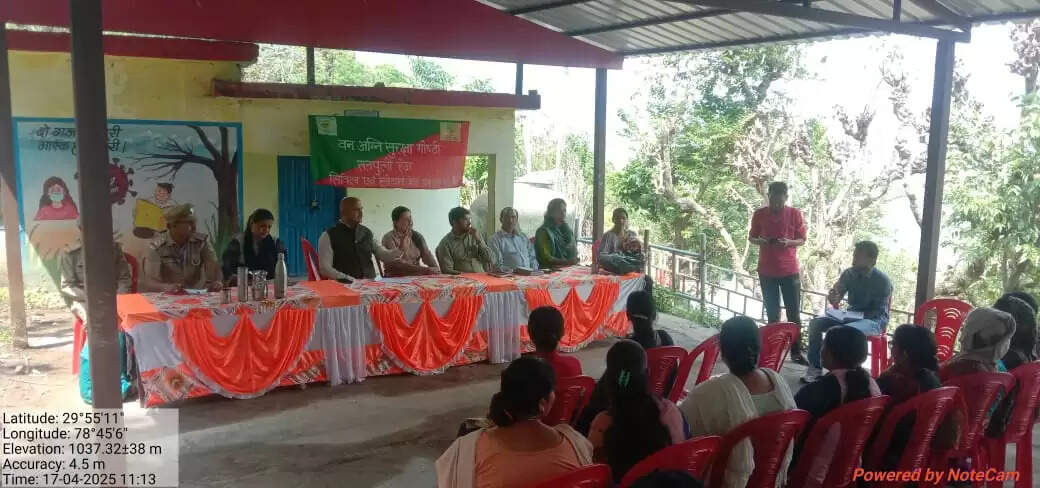 चौपाल लगाकर  ग्रामीणों की सुनी समस्याएं, 15 शिकायतें दर्ज