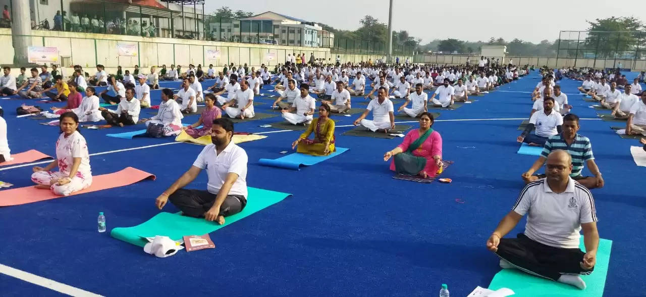 अंतरराष्ट्रीय योग दिवस पर खूंटी में हजारों लोगों ने किया योगाभ्यास