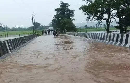 मध्य प्रदेश में बारिश से बाढ़ जैसे हालात, चित्रकूट में गोरगी बांध टूटा, सांसद ने रेस्क्यू के लिए मांगा हेलिकॉप्टर