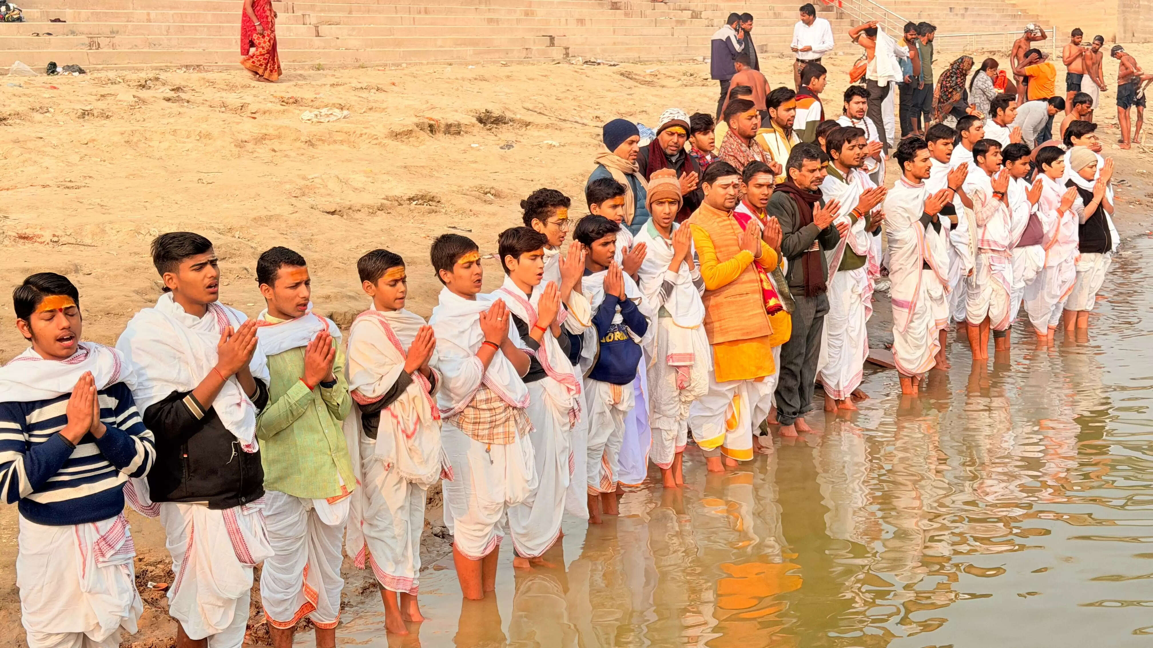 वाराणसी : रामलला की प्राण प्रतिष्ठा की द्वितीय वर्षगांठ पर गंगा तट पर विशेष पूजन