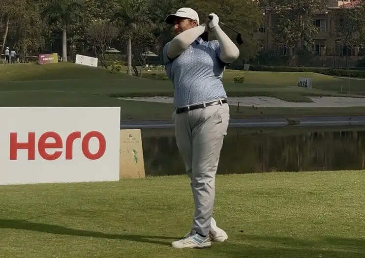 खुशी खानिजाऊ छठे चरण में एक शॉट की बढ़त के साथ शीर्ष पर