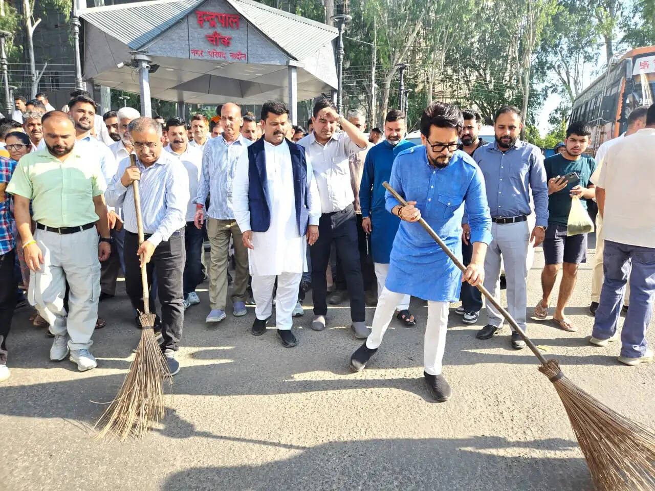 स्वच्छता, पर्यावरण और प्राकृतिक खेती को जन आंदोलन बनाएं: अनुराग ठाकुर