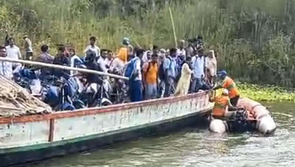 बीच गंगा नदी में फिर खराब हुई नाव, 75 यात्रियों का एसडीआरएफ ने किया रेस्क्यू