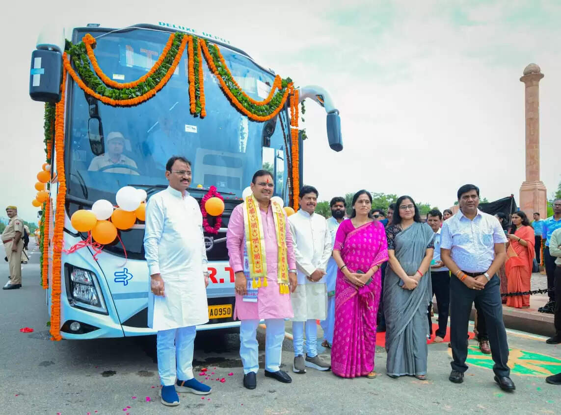 मुख्यमंत्री ने आरएसआरटीसी की 160 ब्लू लाइन एक्सप्रेस नई बसों को दिखाई हरी झंडी