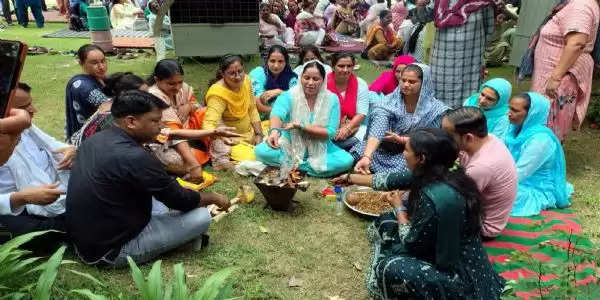 हिसार: सरकार की सदबुद्धि के लिए एनएचएम कर्मचारियों ने किया हवन, हड़ताल चार दिन बढ़ाई