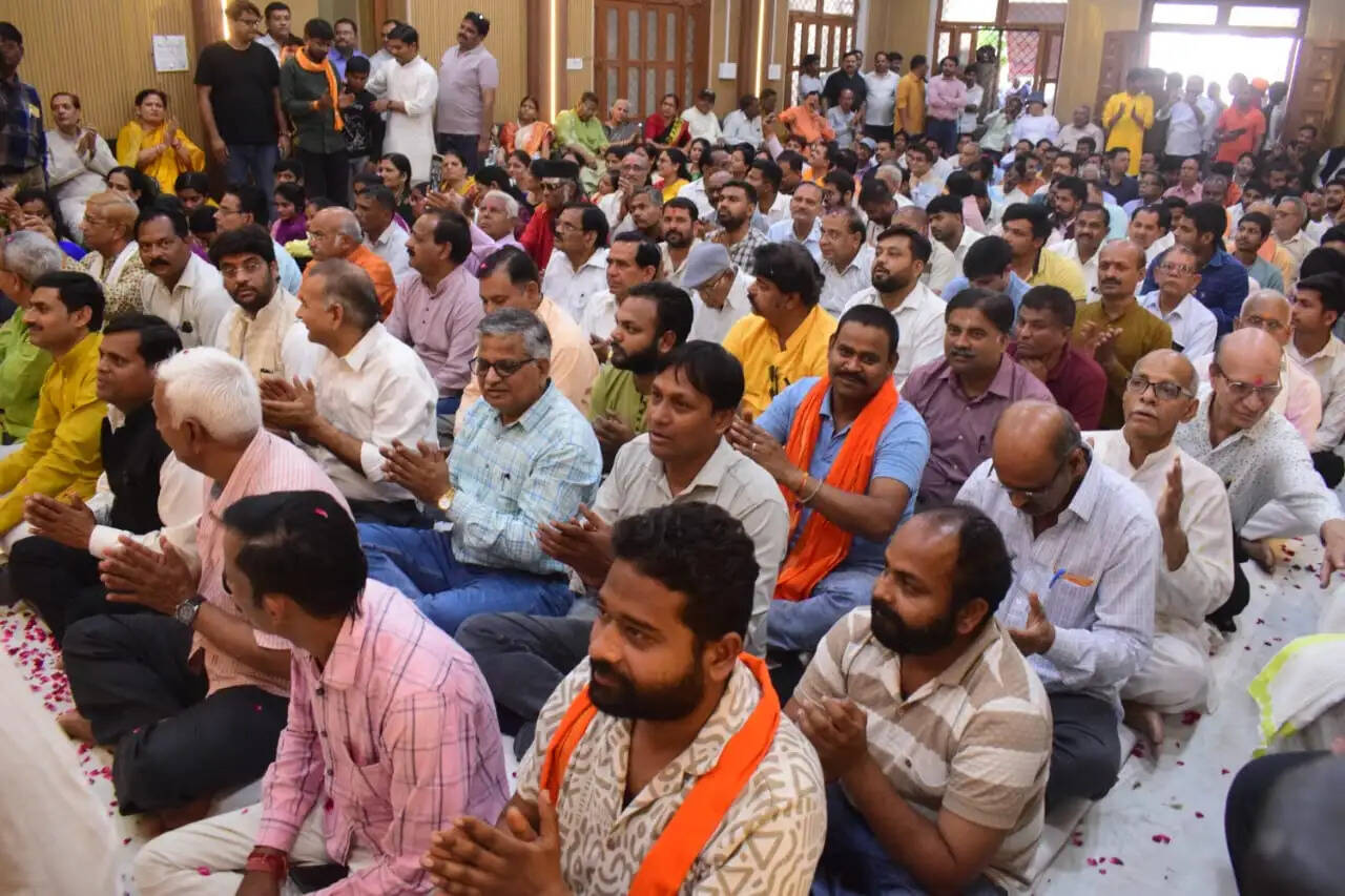 राष्ट्रीय स्वयंसेवक संघ कार्यालय में फूलों की होली के साथ धूमधाम से मनाया गया रंगोत्सव