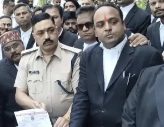 आरक्षक, अधिवक्ता विवाद में उद्धेलित अधिवक्ताओं ने एसपी को ज्ञापन दिया