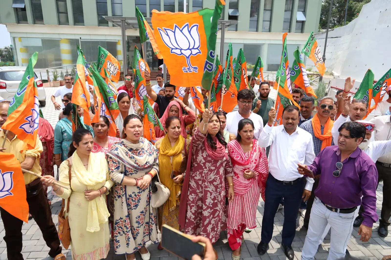 धर्मशाला नगर निगम : शपथ में हो रही देरी से नाराज भाजपा ने फूंके मुख्यमंत्री और आयुक्त के पुतले