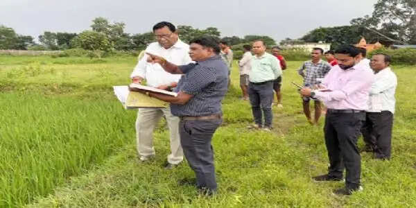 बस्तर कमिश्नर ने खुटपदर एवं मारकेल में लिया डिजिटल क्रॉप सर्वे का जायजा