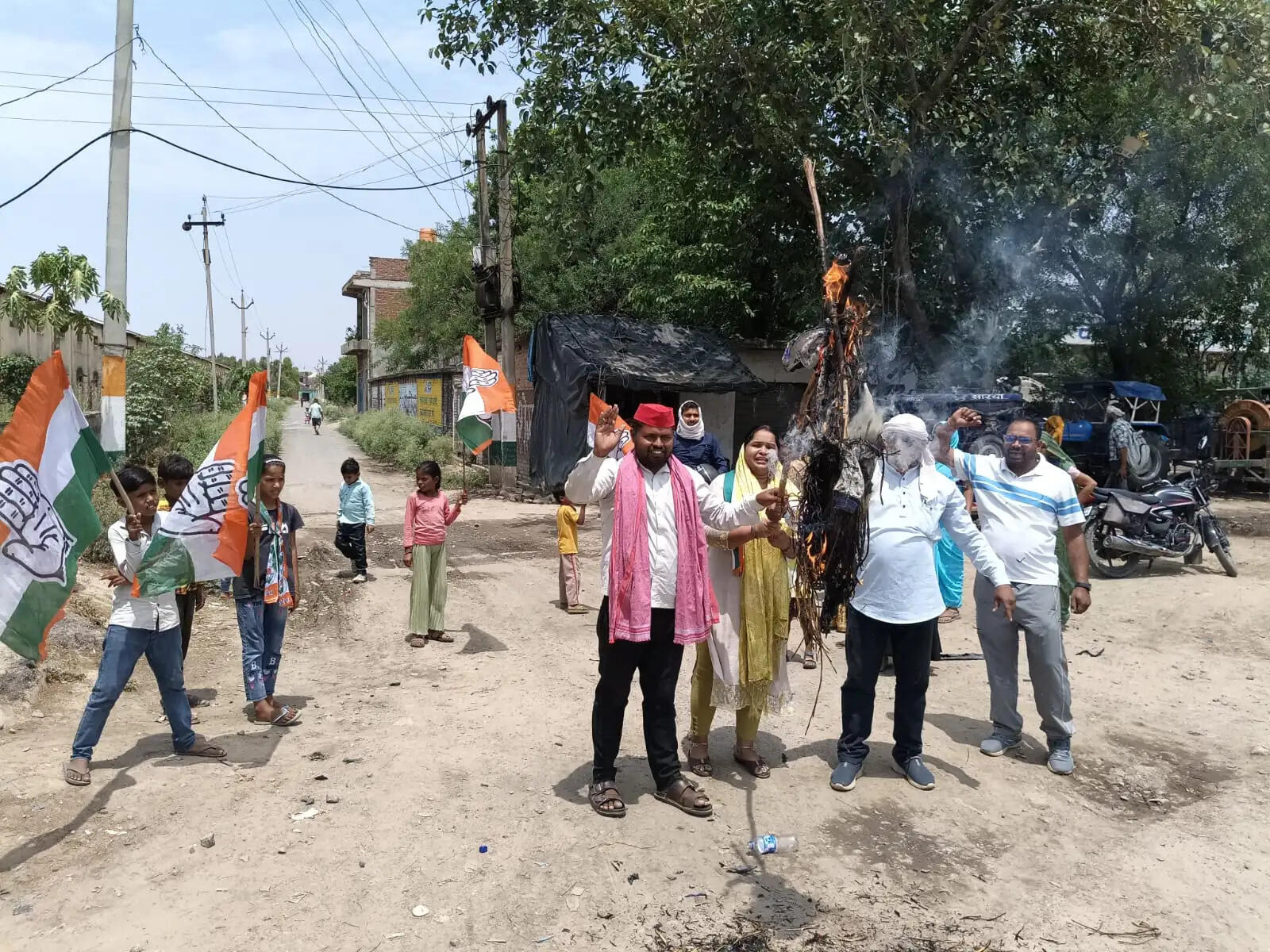 इंडिया गठबंधन ने सरकार के खिलाफ नारेबाजी कर फूंका पुतला