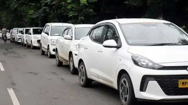 भोपाल में टैक्सी हड़ताल से यात्री परेशान, रेलवे स्टेशन पर कैब बंद, ऑटो चालक वसूल रहे मनमाना किराया