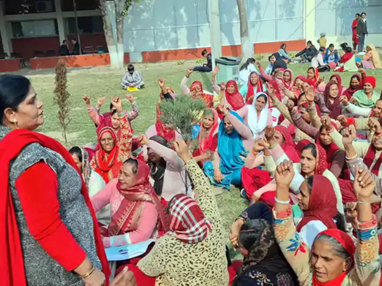 हिसार : नागरिक अस्पताल में प्रदर्शन करके गरजी आशा वर्कर