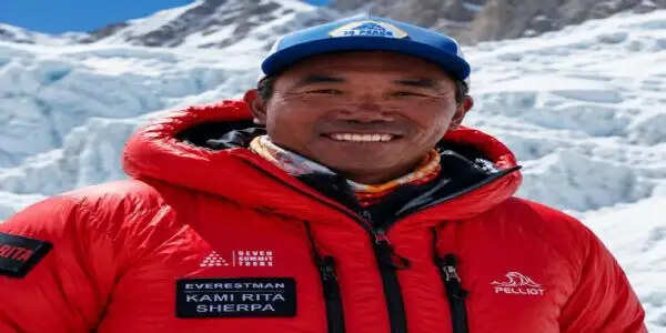 नेपाल के कामिरिता शेरपा ने ३२वीं बार एवरेस्ट के सफल आरोहण का विश्व कीर्तिमान बनाया
