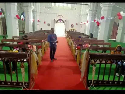 क्रिसमस आगमन से पूर्व रोशनी से जगमगाए गिरजाघर