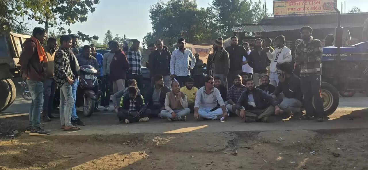 अनूपपुर: रेंजर पर लगा मारपीट और पैसे मांगने के आरोप,ग्रामीणों ने वन कार्यालय का किया घेराव