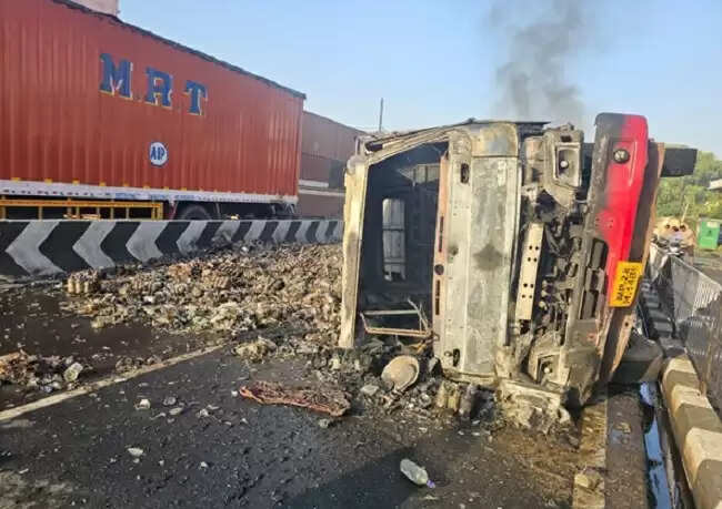 सीहोरः इंदौर-भोपाल हाइवे पर बेकाबू ट्रक पलटने के बाद लगी आग, चालक की मौत