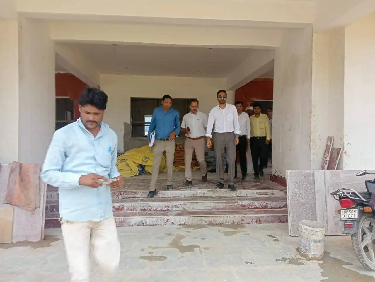 डीएम ने कल्याण मंडप भवन निर्माण का निरीक्षण कर गुणवत्ता और समयबद्धता पर दिया जोर