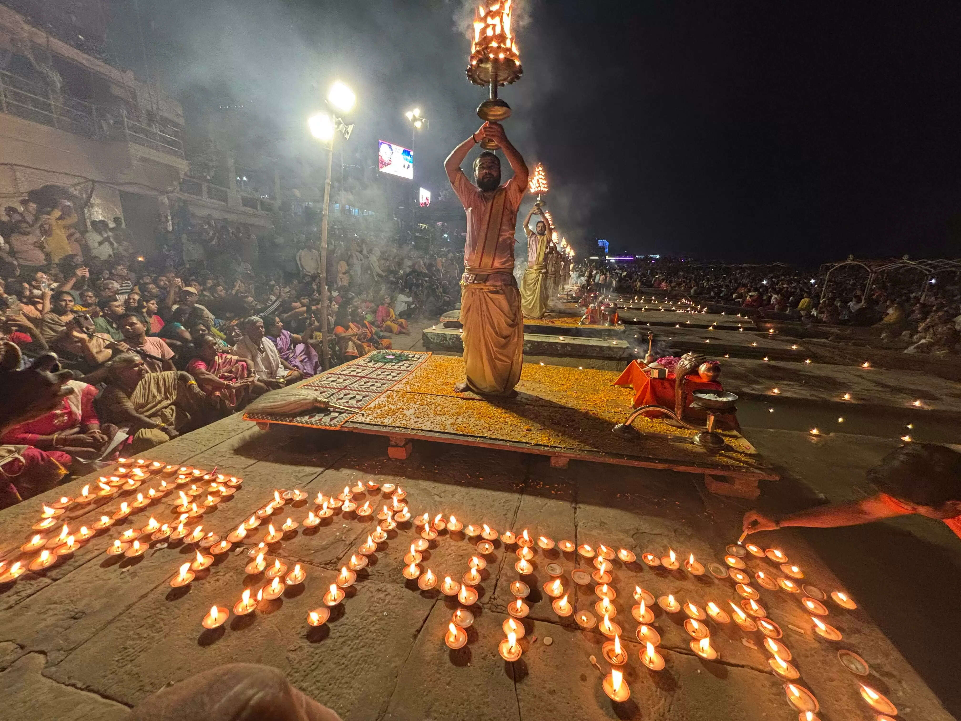 प्रधानमंत्री के संसदीय क्षेत्र वाराणसी में छलकीं खुशियां, चहुंओर दीपोत्सव, आतिशबाजी से बिखरी सतरंगी छटा