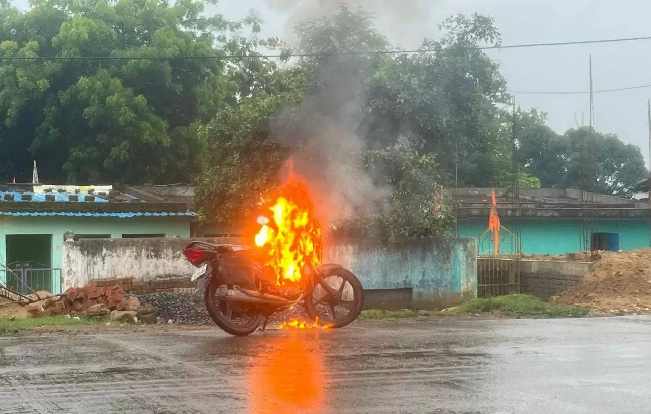 कोरबा: पाली थाना क्षेत्र में चलती मोटरसाइकिल में लगी आग, सवार बाल-बाल बचा