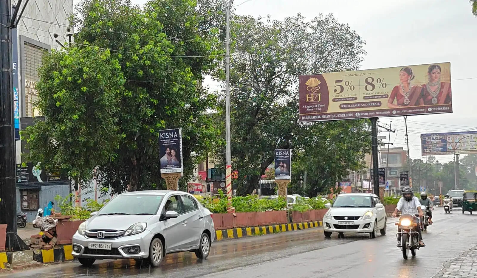मुरादाबाद में लगातार तीसरे दिन भी जमकर बरस रहे मेघ, जन — जीवन प्रभावित
