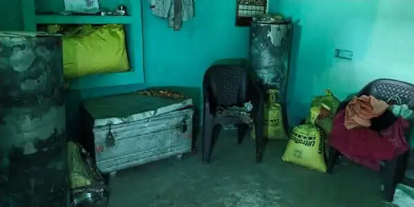 नकली पुलिस बनकर घर में घुसे बदमाश, लाखों की लूट