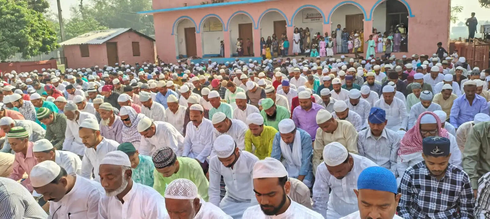 सुपौल में हर्षोल्लास के साथ मनाई गई ईद-उल-फितर, नमाज के बाद गले मिलकर दी मुबारकबाद