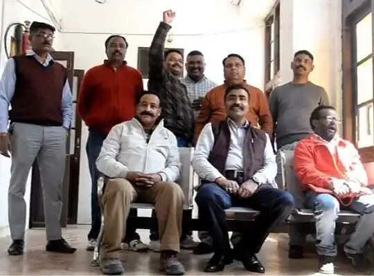 सफाई कर्मचारी संघ का नगर पालिका में धरना