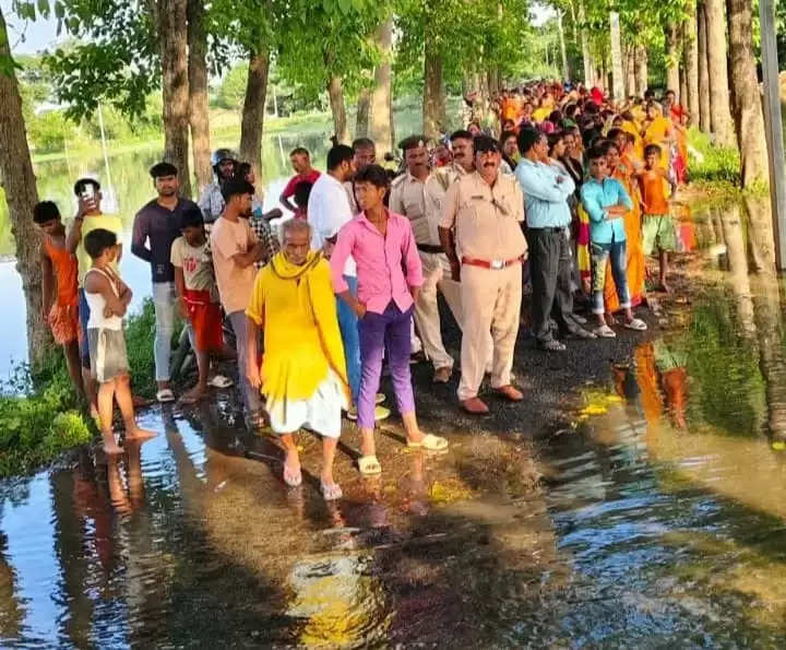 बाढ के पानी के तेज धार में बह जाने से एक पांच वर्षीय बच्चे की मौत