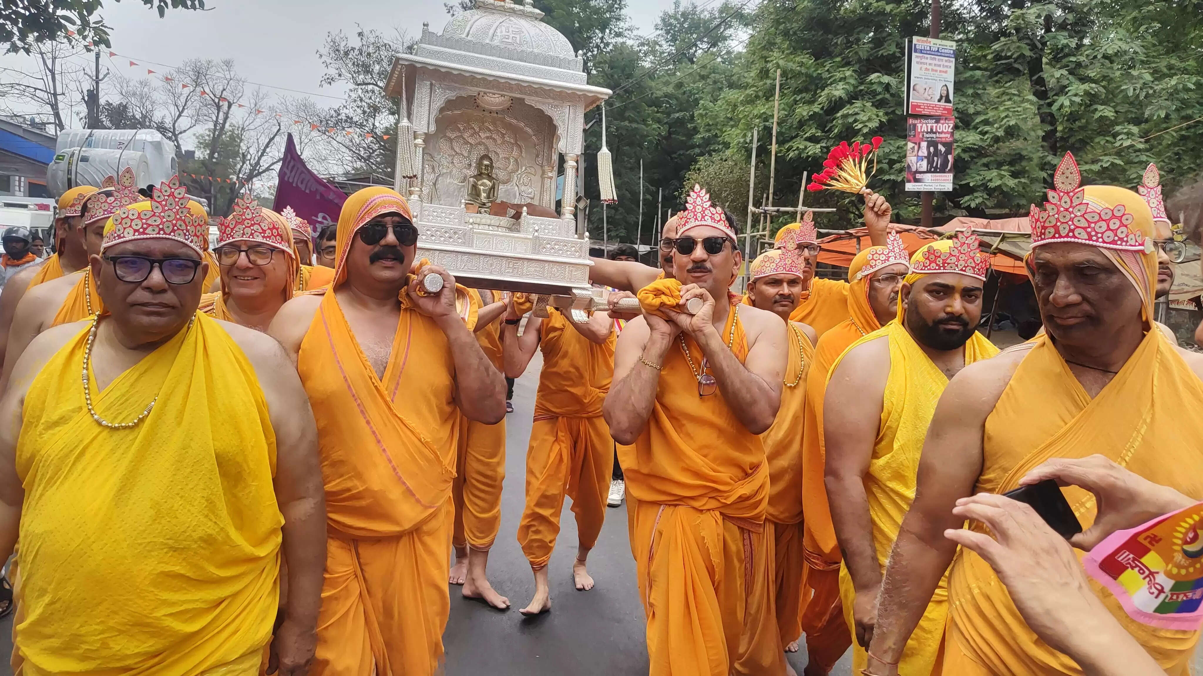 जैन समाज ने निकाली शोभायात्रा