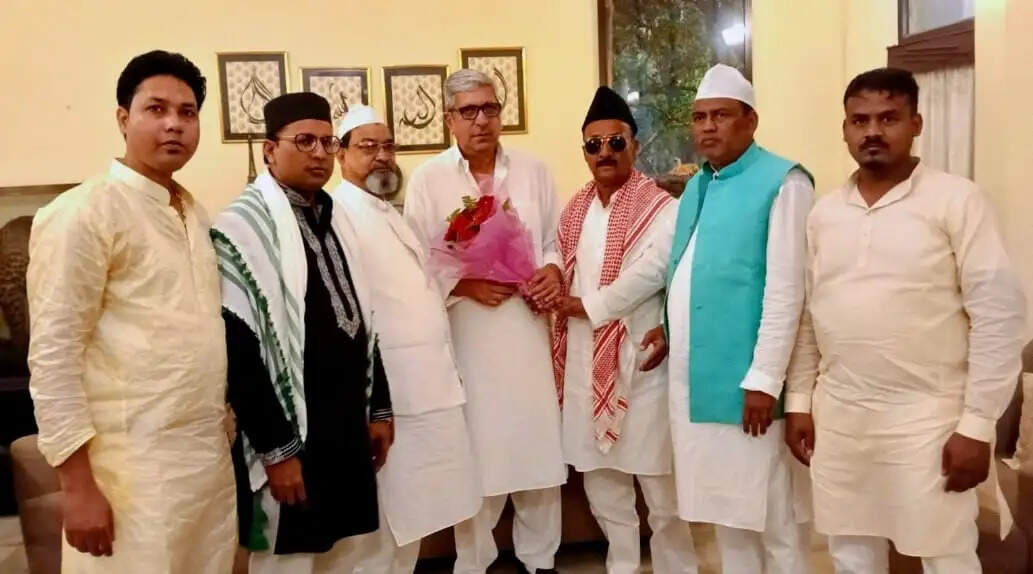मियां साहब को ईद की मुबारकबाद देने इमामबाड़ा मुतवल्लियान कमेटी के लोग मोहद्दीपुर आवास पर पहुंचे