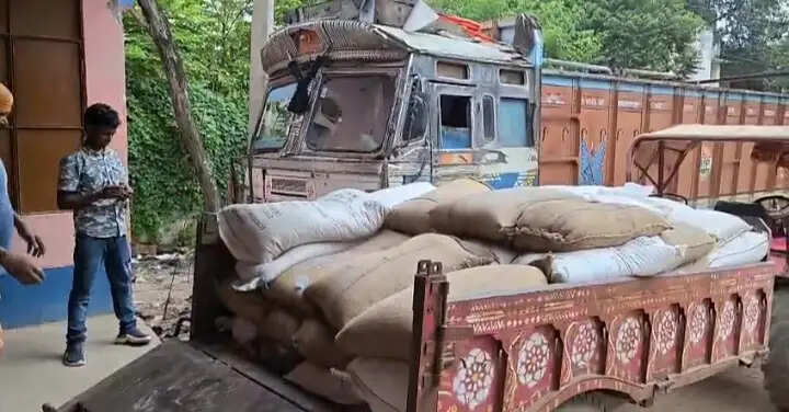 गोदाम में आंगनबाड़ी केंद्रों की चावल की कालाबाजारी, अवैध वसूली का आरोप
