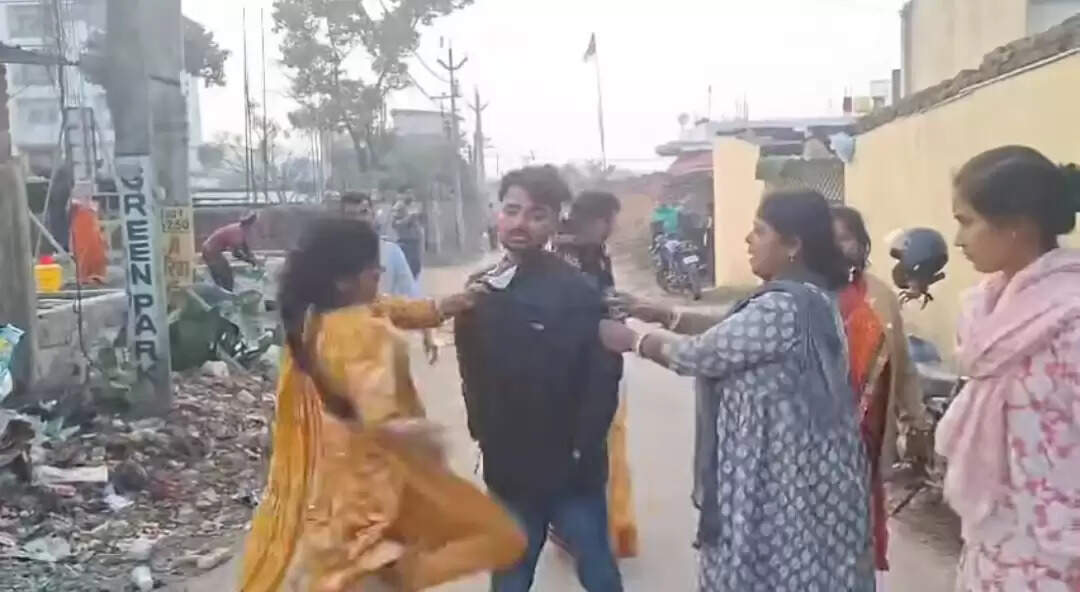 महिलाओं पर अभद्र टिप्पणी और मारपीट के मामले में दो अलग-अलग प्राथमिकी दर्ज