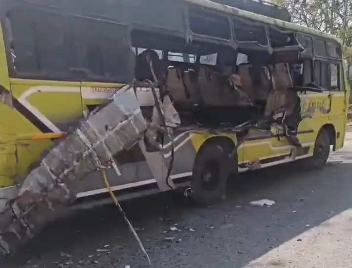 कोरबा-पसान मार्ग पर बड़ा हादसा टला, ट्रेलर से रगड़कर बस का आधा हिस्सा क्षतिग्रस्त, तीन यात्री घायल