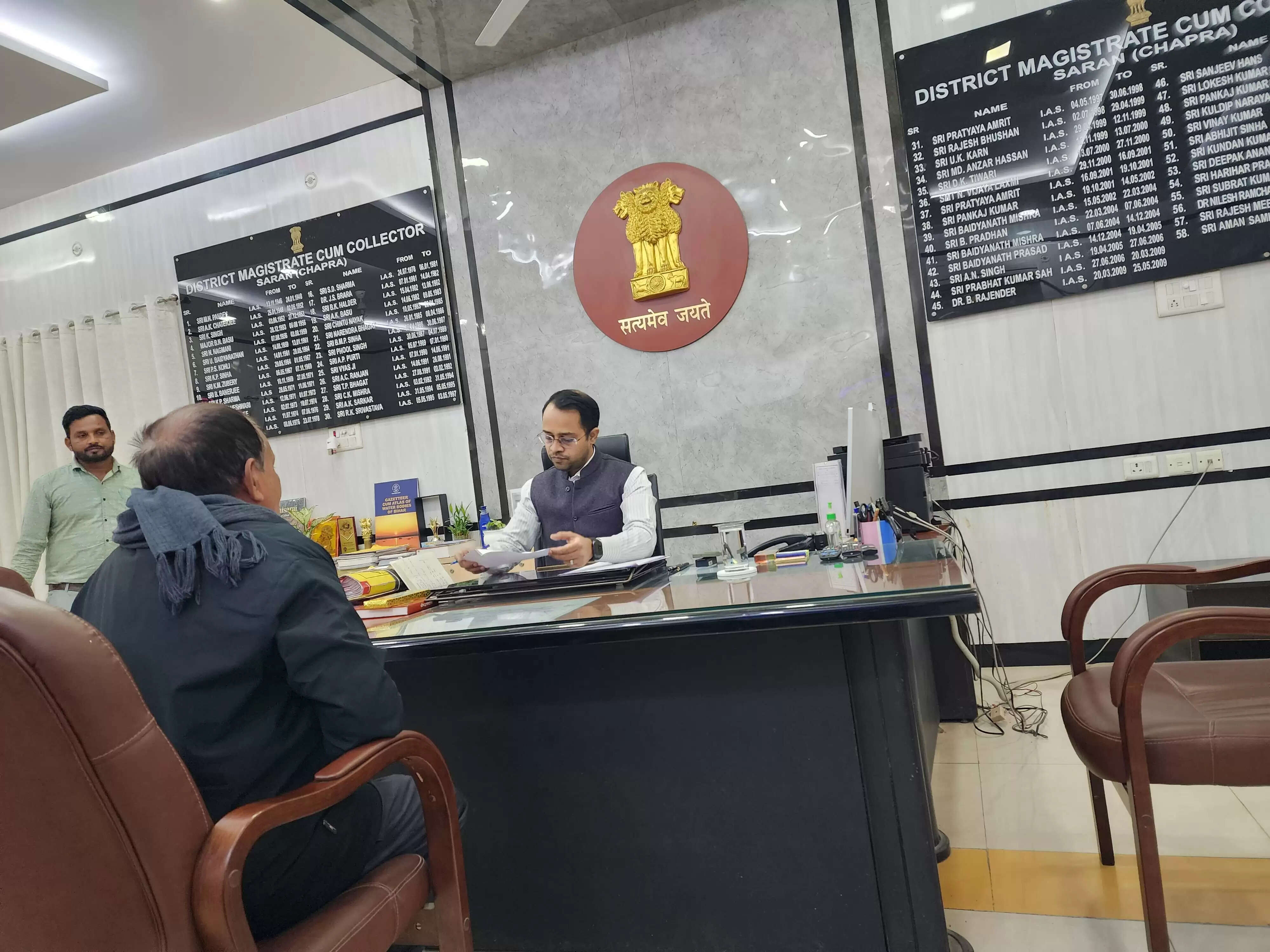 जनता दरबार में आईं 24 शिकायताें के त्वरित कार्रवाई का जिलाधिकारी ने दिया निर्देश