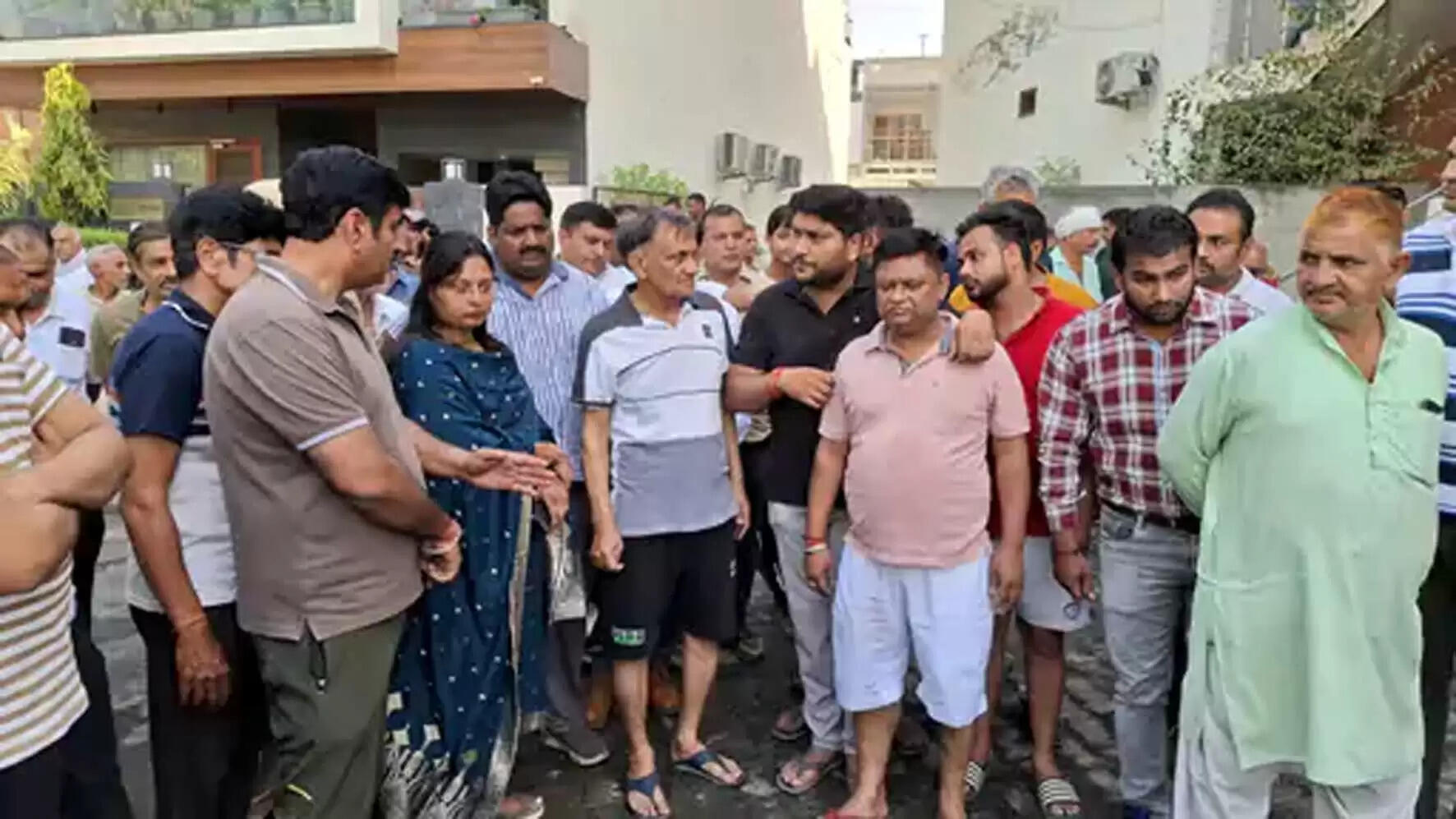 हिसार : सिल्वर अपार्टमेंट में आग लगने से अफरा-तफरी, हजारों का नुकसान