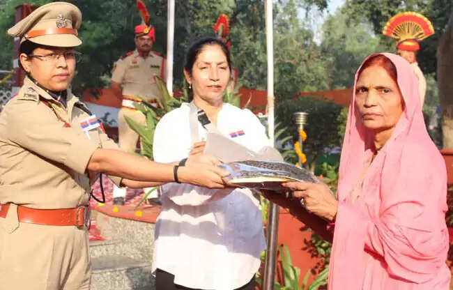 सोनीपत: पुलिस आयुक्त ने शहीदों को श्रद्धांजलि दी, 15 जवानों के बलिदान को किया याद