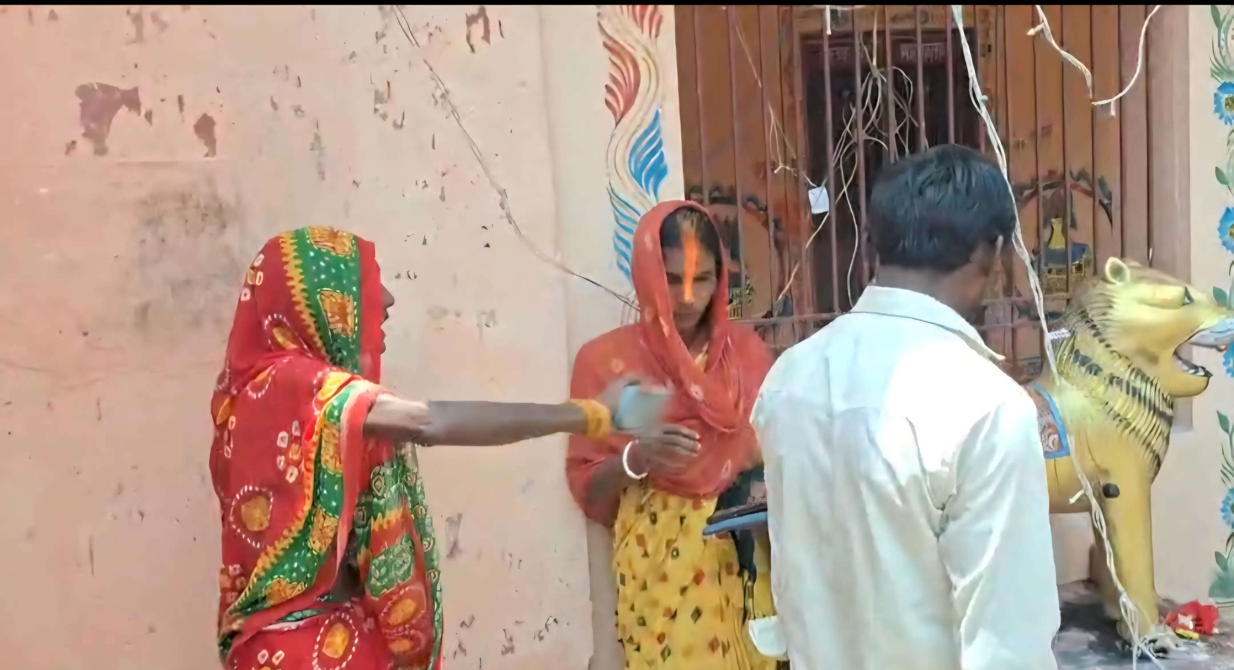 मढ़ौरा में चार बच्चों की मां ने पति की सहमति से प्रेमी संग रचाई शादी
