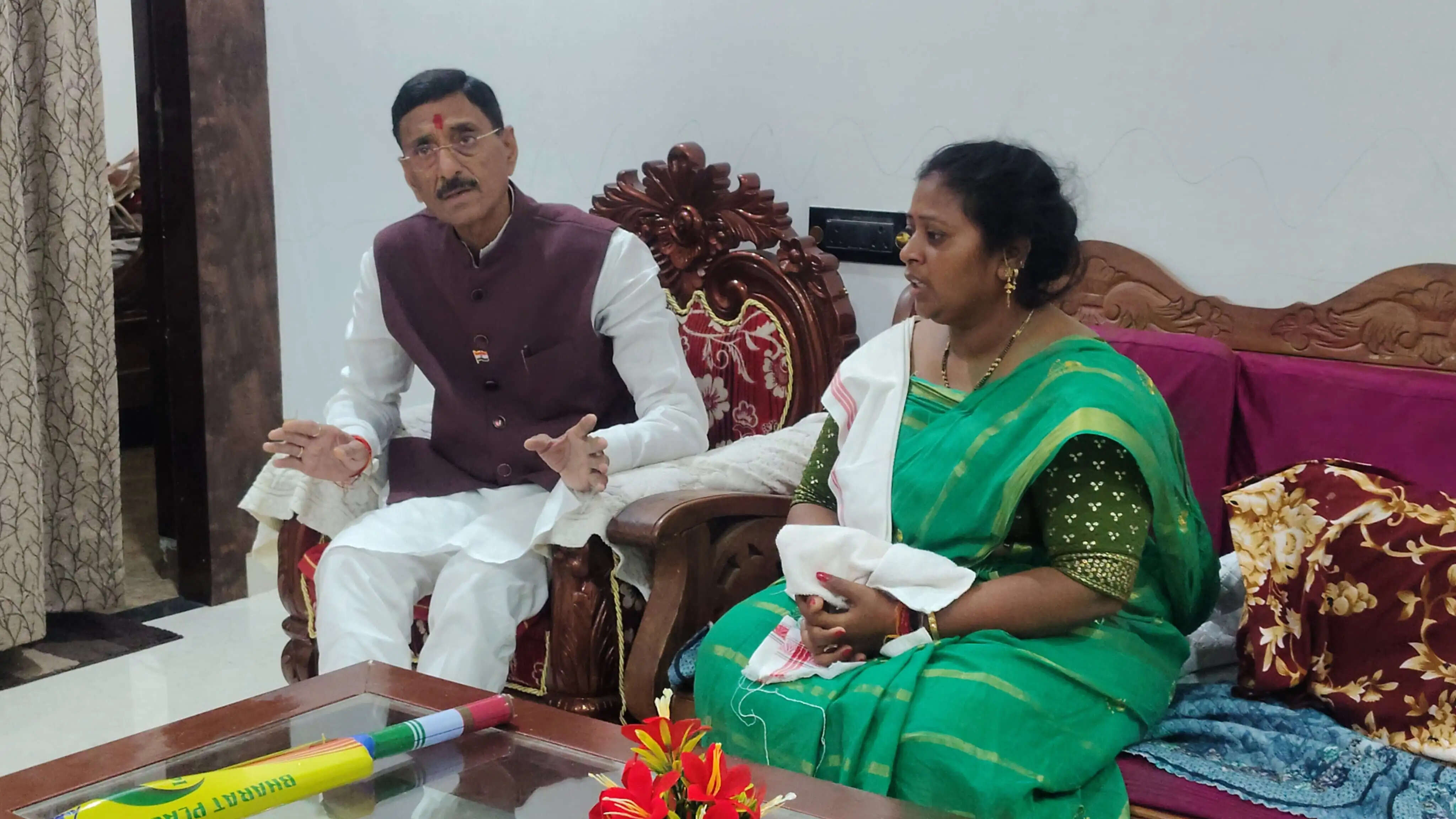 मेयर रोशनी खलखो की मां का निधन, रक्षा राज्य मंत्री घर पहुंचकर जतायी संवेदना