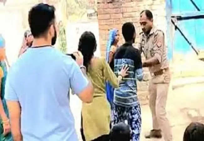 वारंटी को गिरफ्तार करने पहुंची पुलिस के साथ महिलाओं ने की मारपीट