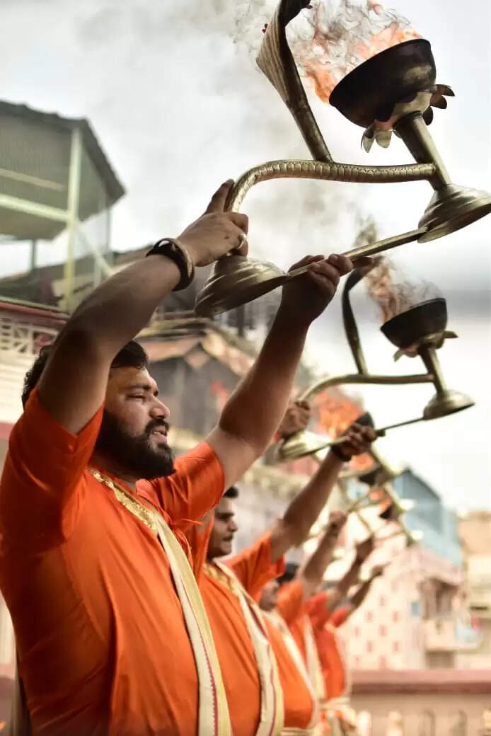 चंद्रग्रहण के चलते काशी में सूतक काल के पहले मां गंगा की आरती संपन्न