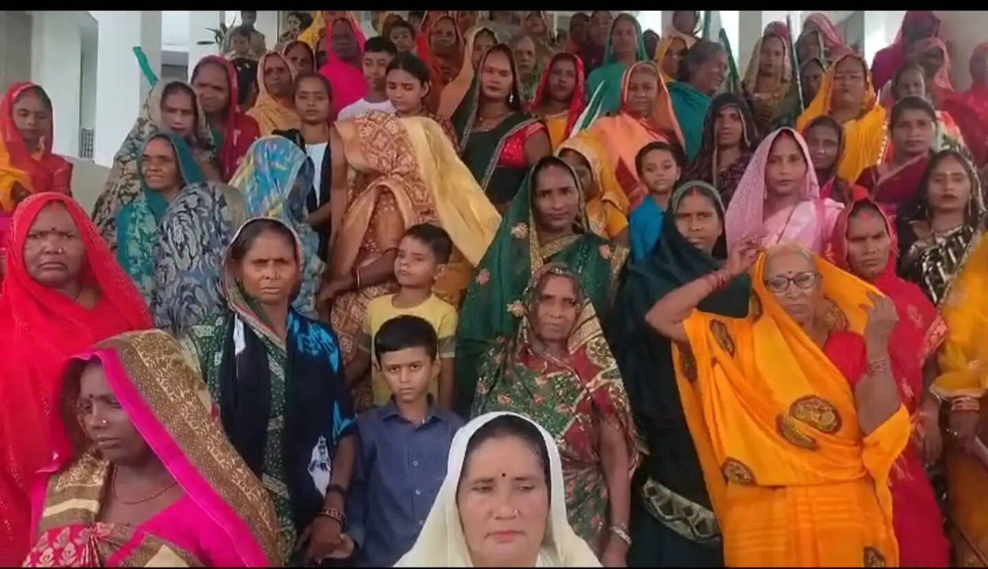 अमेठी में महिलाओं का प्रदर्शन, योजनाओं की जमीनी हकीकत पर उठाए सवाल