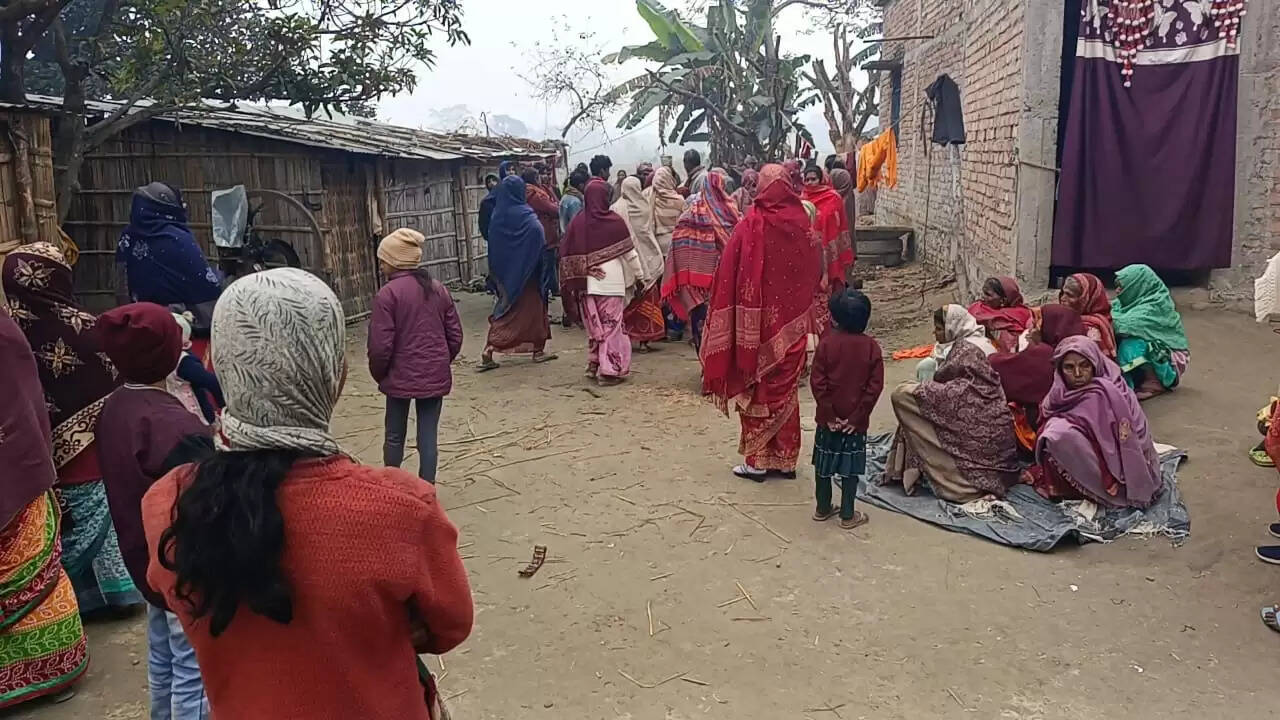 पेड़ पर फंदे से लटका मिला युवक, परिजन ने लगाया हत्या का आरोप